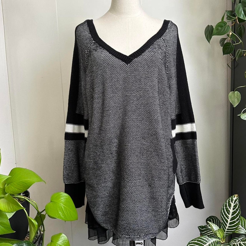 Victorias Secret Gray Black Knit Tunic Sweater V-Neck Pockets Thumb Holes Medium